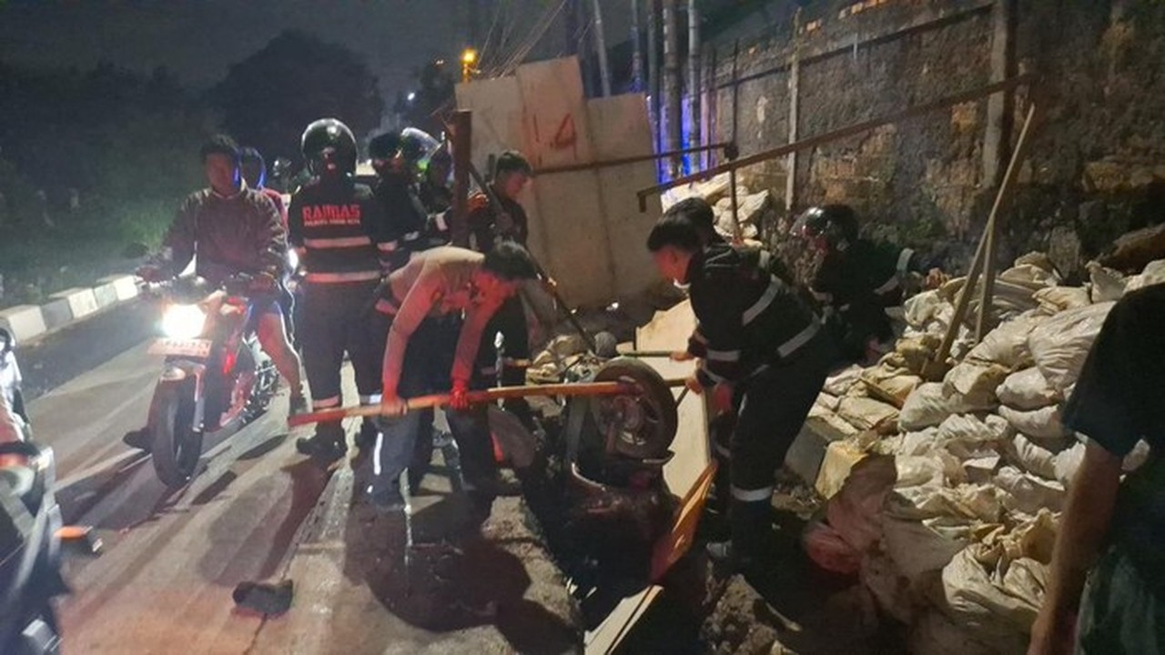 Pria di Bogor Dikeroyok Gerombolan Pemotor, Motor Nyungsep ke Lubang Galian