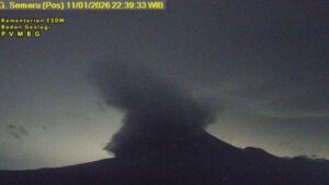 Gunung Semeru Kembali Erupsi, Luncurkan Awan Panas Guguran Sejauh 5 Kilometer