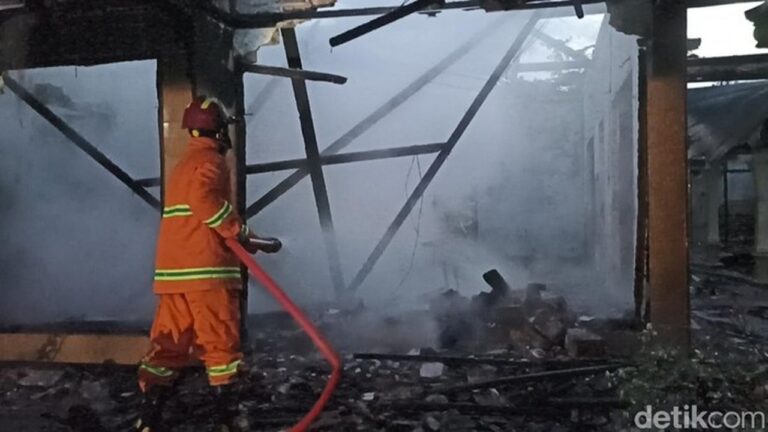 Pria di Tulungagung Bakar Rumah Kekasih Akibat Masalah Asmara, Menyerah Setelah Kunci Mobil Hilang