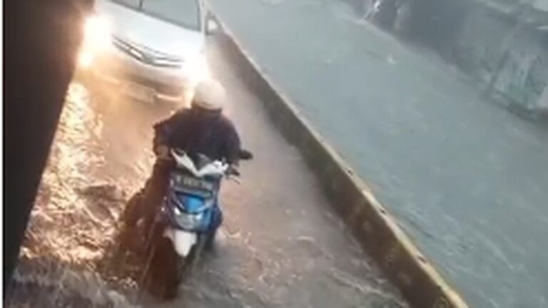 Banjir Pademangan Lumpuhkan Rute Transjakarta, Layanan Mikrotrans Dialihkan