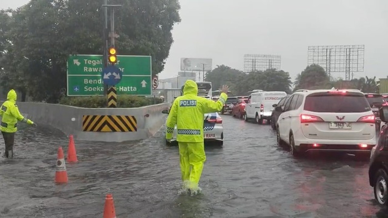 Genangan Air 40 Cm di Rawa Bokor Lumpuhkan Lalu Lintas Tol Cengkareng