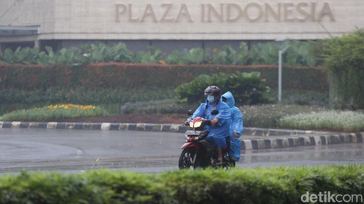 Waspada Hujan Lebat Mengguyur Jakarta Hingga Besok, BPBD Imbau Warga Siaga Bencana