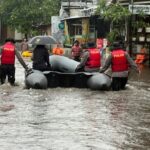 Banjir 70 Cm Rendam Aspol Pondok Karya, Polda Metro Jaya Kerahkan Personel Evakuasi Warga