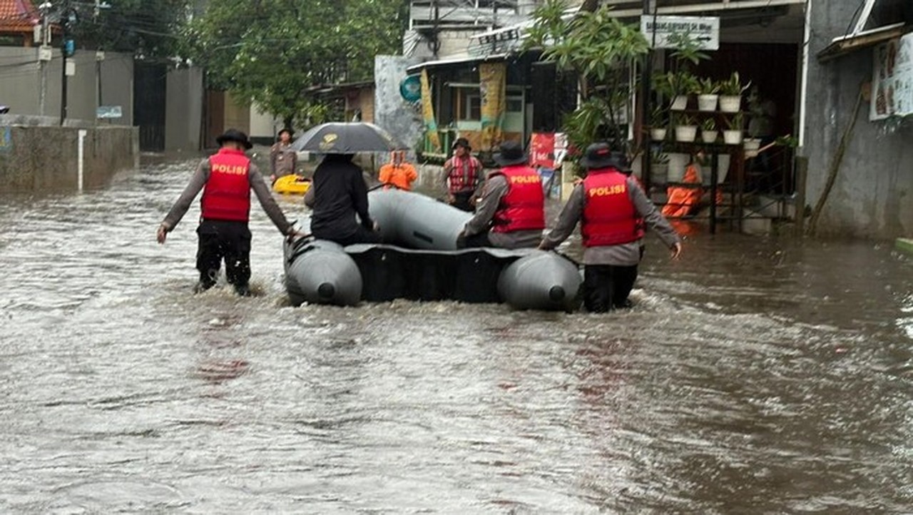 Banjir 70 Cm Rendam Aspol Pondok Karya, Polda Metro Jaya Kerahkan Personel Evakuasi Warga