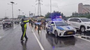 Banjir di Jembatan Tiga Jakut, Pengendara Motor Dialihkan ke Tol Sunter dan Jembatan Tiga Satu
