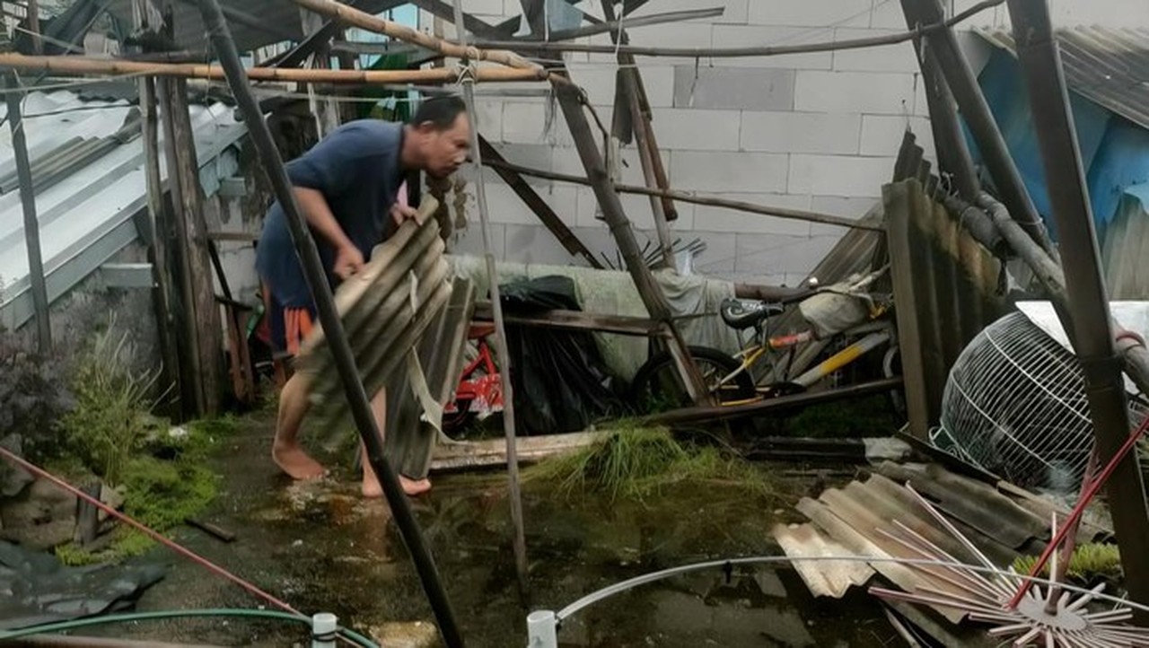 Atap Rumah Ambruk Akibat Hujan Deras di Bogor, Bangunan Disebut Sudah Rapuh