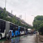 Macet Parah di Jalan Yos Sudarso Jakarta Utara Akibat Genangan Air