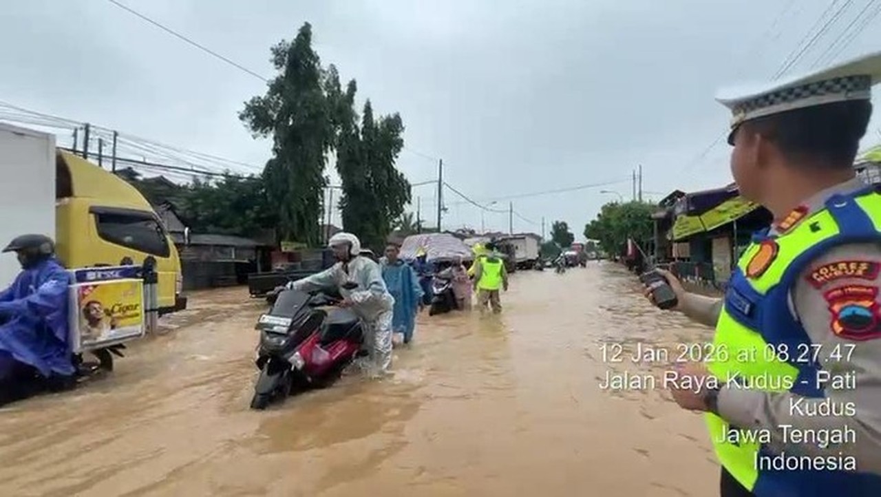 Jalur Pantura Kudus-Pati Terendam Banjir, Arus Lalu Lintas Padat Merayap dan Motor Mogok Jalur Pantura Kudus-Pati Terendam Banjir, Arus Lalu Lintas Padat Merayap dan Motor Mogok