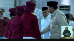 Kejutan di Peresmian Sekolah Rakyat: Siswa Serahkan Novel Karya Sendiri ke Presiden Prabowo