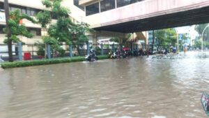 Banjir Setinggi Betis Rendam Jalan Mangga Dua Raya, Arus Lalu Lintas Terputus Total