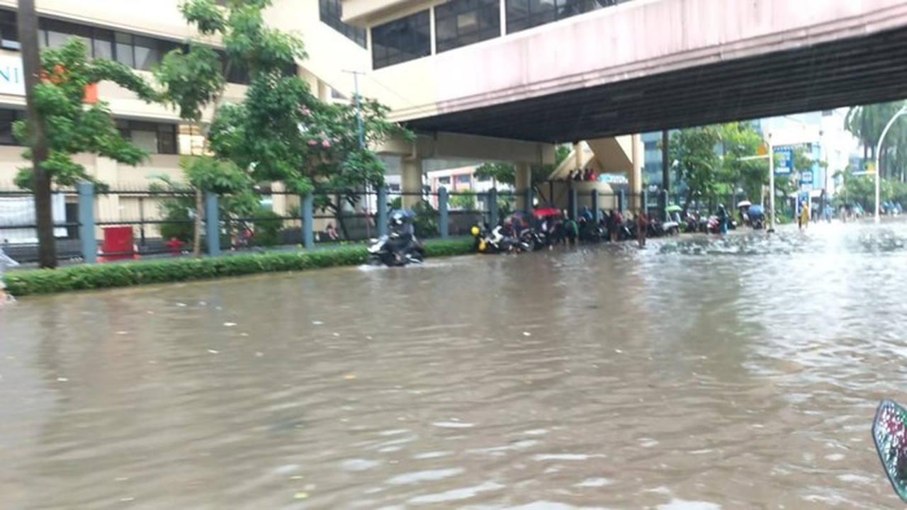 Banjir Setinggi Betis Rendam Jalan Mangga Dua Raya, Arus Lalu Lintas Terputus Total