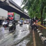 Jalan Yos Sudarso Jakarta Utara Tergenang Akibat Hujan, Lalu Lintas Menuju Kelapa Gading Macet Parah