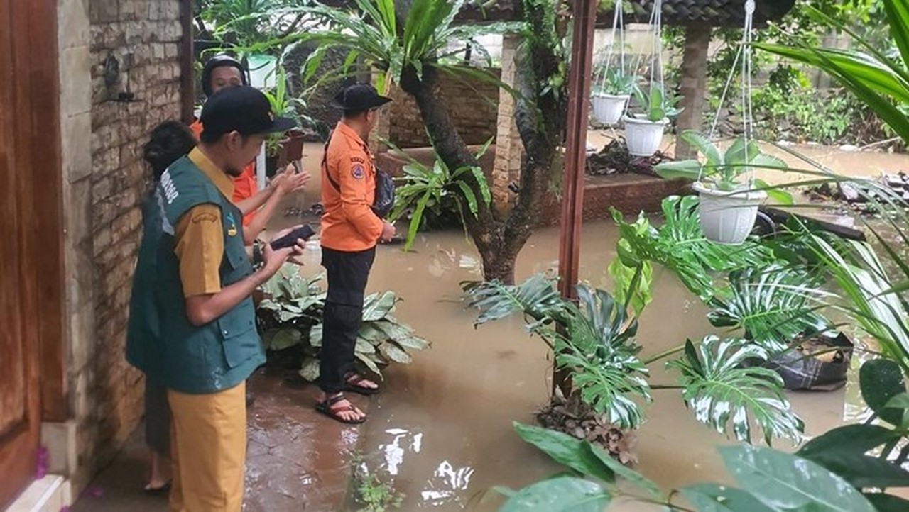 Tembok Jebol, Banjir 60 Cm Genangi Permukiman Warga Bojonggede Bogor