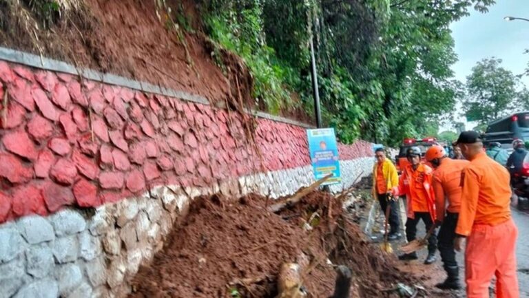 Longsor Tutup Jalan Mayor Oking Bogor Akibat Hujan Deras, Arus Kendaraan Sempat Terganggu