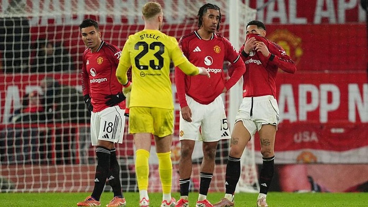 Manchester United Hadapi Musim Terpendek dalam Seabad Pasca Tersingkir dari Piala FA Manchester United Hadapi Musim Terpendek dalam Seabad Pasca Tersingkir dari Piala FA