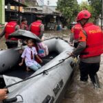 Banjir Jakarta: Brimob Polda Metro Jaya Evakuasi Murid SD dengan Perahu Karet