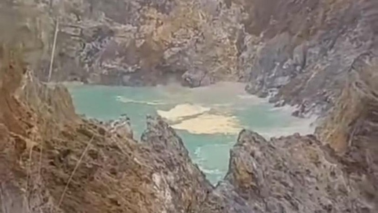 Gemuruh di Danau Kelimutu NTT Akibat Longsor Tebing Kawah II, Badan Geologi Jelaskan Penyebabnya