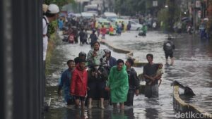 Banjir 60 Cm Landa Gunung Sahari, Lalin Dialihkan Total ke Arah Sunda Kelapa