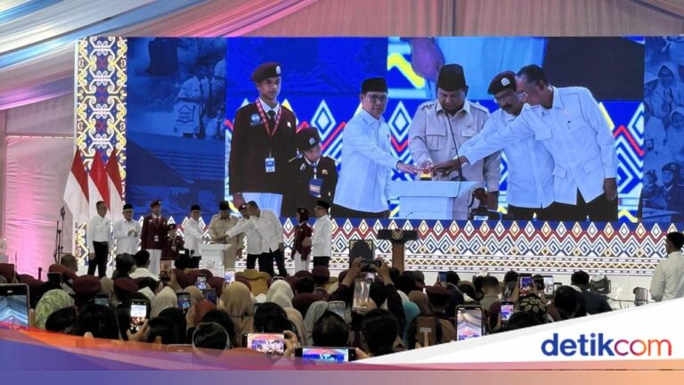Prabowo Resmikan 166 Sekolah Rakyat di 34 Provinsi, Sebut Sulit Tahan Air Mata