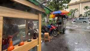 Pedagang Mi Ayam Juned Bertahan Jualan di Tengah Banjir Mangga Dua: “Tanggung Sekalian Udah Masak”
