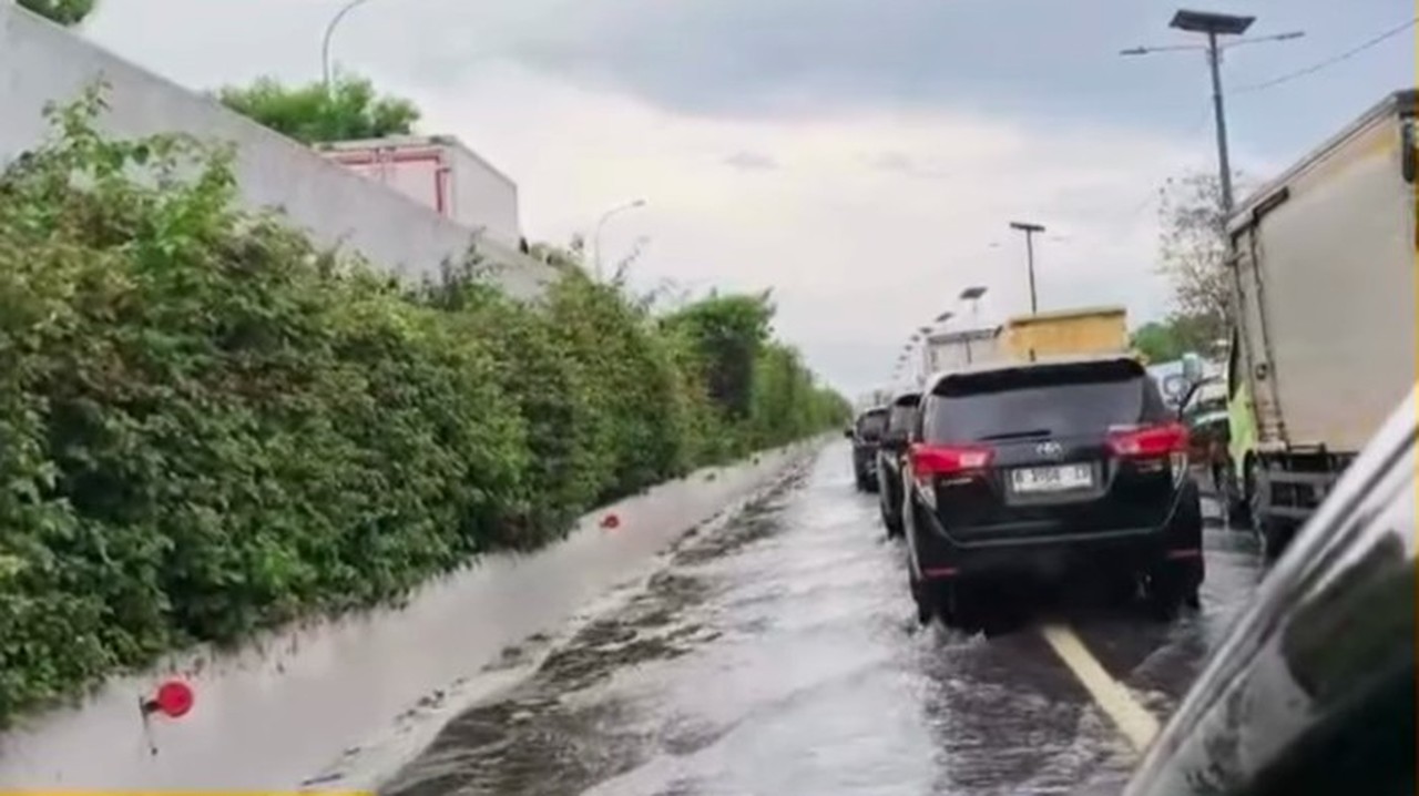 Genangan Masih Rendam Tol Sedyatmo Arah Bandara Soetta, Lalin Padat Merayap Genangan Masih Rendam Tol Sedyatmo Arah Bandara Soetta, Lalin Padat Merayap