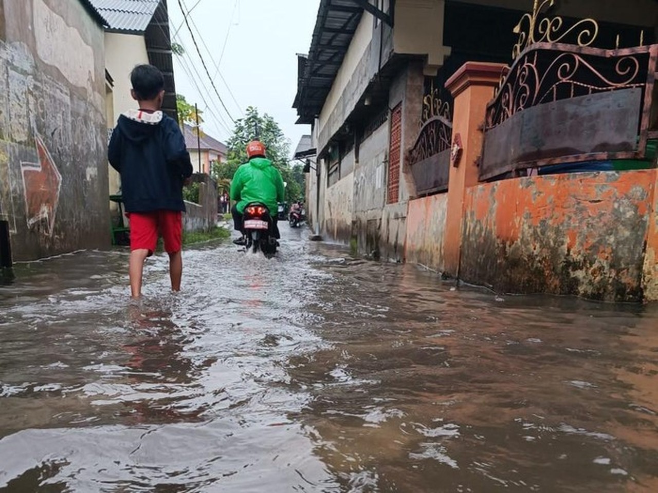 Tiga Perumahan di Bekasi Terendam Banjir Akibat Hujan Deras, Ketinggian Air Capai 30 Cm