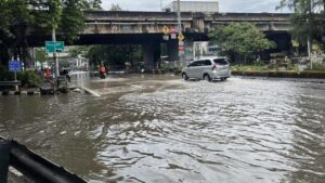Banjir Jembatan Tiga Jakarta Utara Surut, Lalu Lintas Kendaraan Kembali Normal