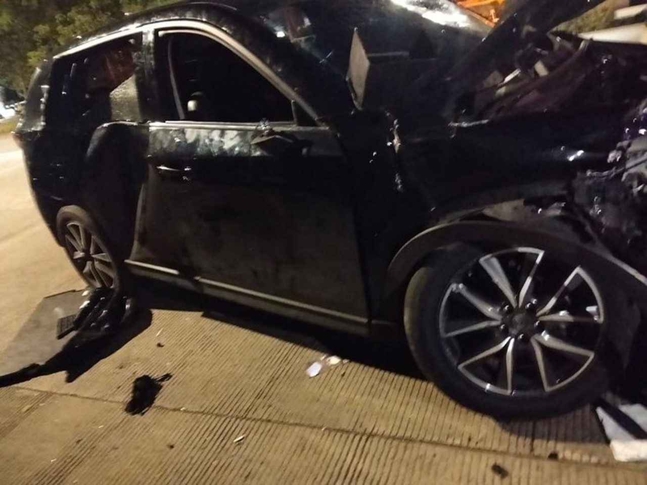 Mobil Tabrak Lari di Jakbar Terjebak KA di Jakut, Satu Tewas dan Pengemudi Diamuk Massa