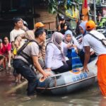 Guru NK Terluka Akibat Banjir di Pademangan, Polisi dan PPSU Sigap Lakukan Evakuasi