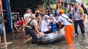 Guru NK Terluka Akibat Banjir di Pademangan, Polisi dan PPSU Sigap Lakukan Evakuasi