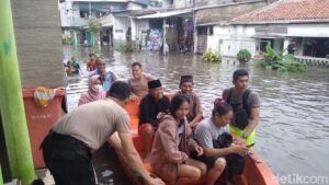 Banjir Landa Pegangsaan Dua Jakarta Utara, 166 Warga Mengungsi ke Posko Darurat