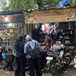 Banjir Jakarta Utara: Tukang Bengkel Raup Untung dari Motor Mogok Akibat Genangan Air