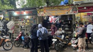 Banjir Jakarta Utara: Tukang Bengkel Raup Untung dari Motor Mogok Akibat Genangan Air