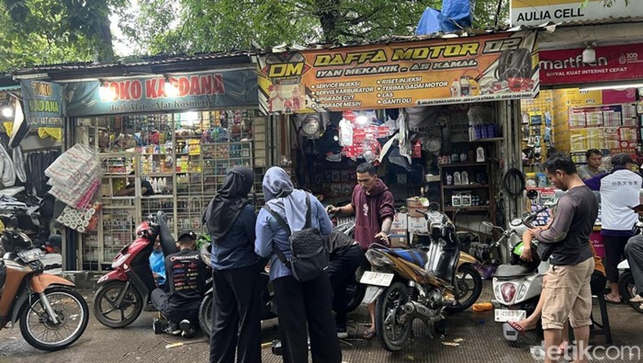 Banjir Jakarta Utara: Tukang Bengkel Raup Untung dari Motor Mogok Akibat Genangan Air Banjir Jakarta Utara: Tukang Bengkel Raup Untung dari Motor Mogok Akibat Genangan Air