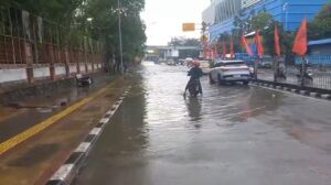 Banjir 40 Cm Masih Genangi Jalan Gunung Sahari, Mobil Masih Bisa Melintas