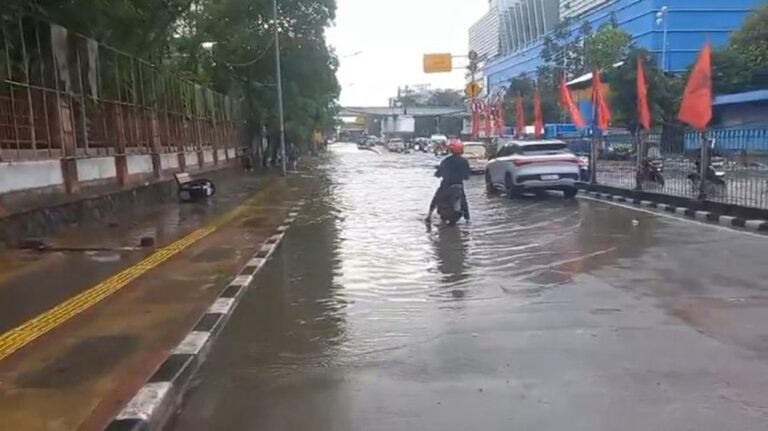Banjir 40 Cm Masih Genangi Jalan Gunung Sahari, Mobil Masih Bisa Melintas