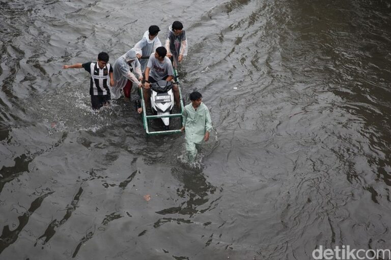 Hujan Deras Jabodetabek: BMKG Ungkap Kombinasi Dinamika Atmosfer Pemicu Banjir