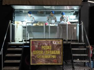 Brimob Polda Metro Jaya Dirikan Dapur Lapangan Bantu Warga Terdampak Banjir di Cilincing