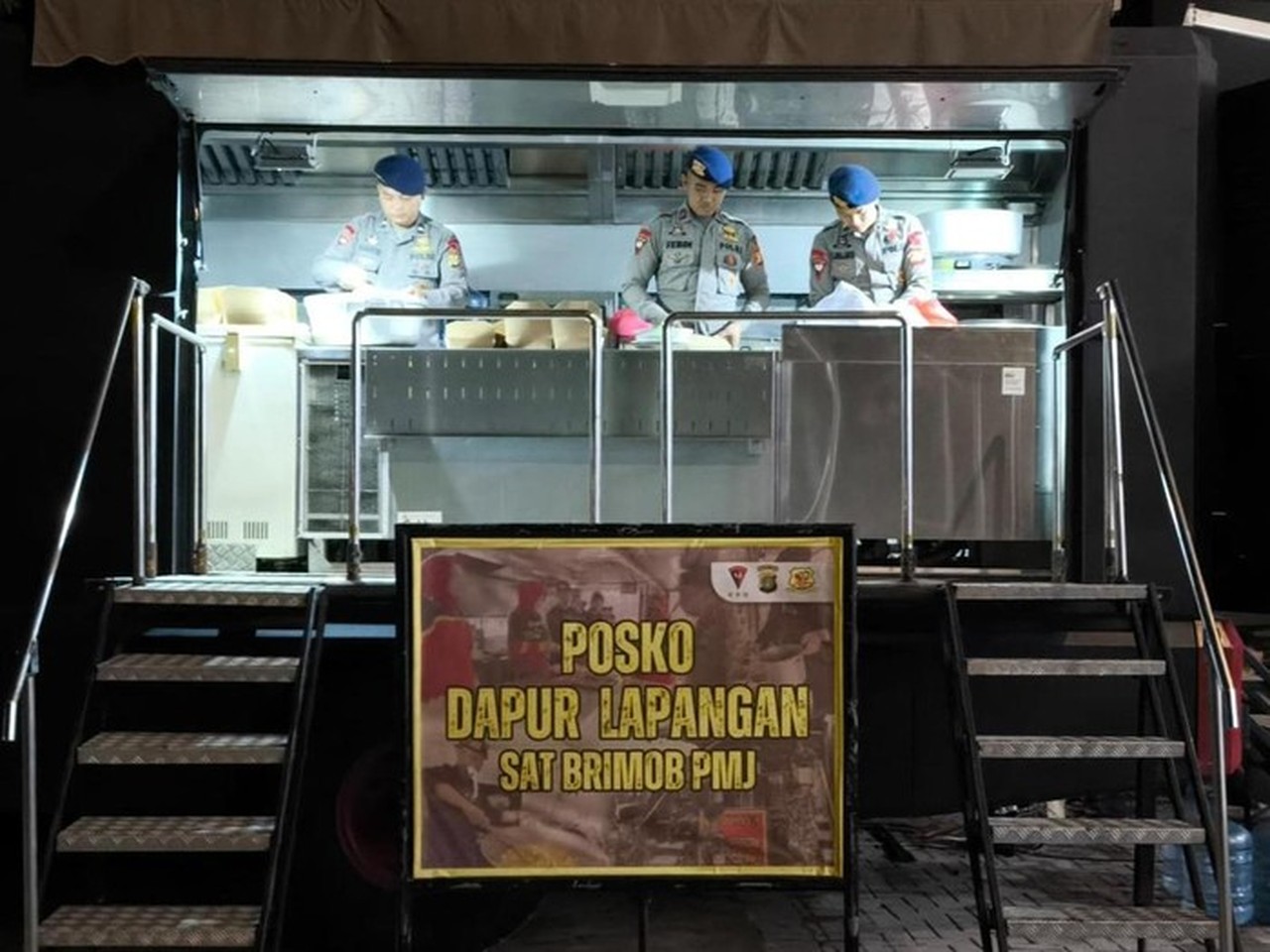 Brimob Polda Metro Jaya Dirikan Dapur Lapangan Bantu Warga Terdampak Banjir di Cilincing