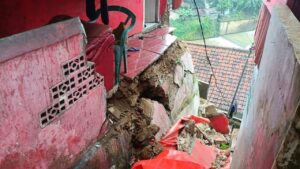 Longsor Tebing Pemakaman dan Pondasi Rumah di Bogor Akibat Hujan Deras