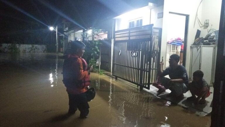 Kali Cimanceri Meluap, Banjir 60 Cm Rendam Ratusan Rumah Warga Bogor