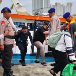 Kapal Mati Mesin di Perairan Pulau Onrust, Puluhan Penumpang KM Bima Dievakuasi Polda Metro
