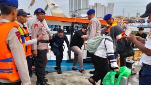 Kapal Mati Mesin di Perairan Pulau Onrust, Puluhan Penumpang KM Bima Dievakuasi Polda Metro