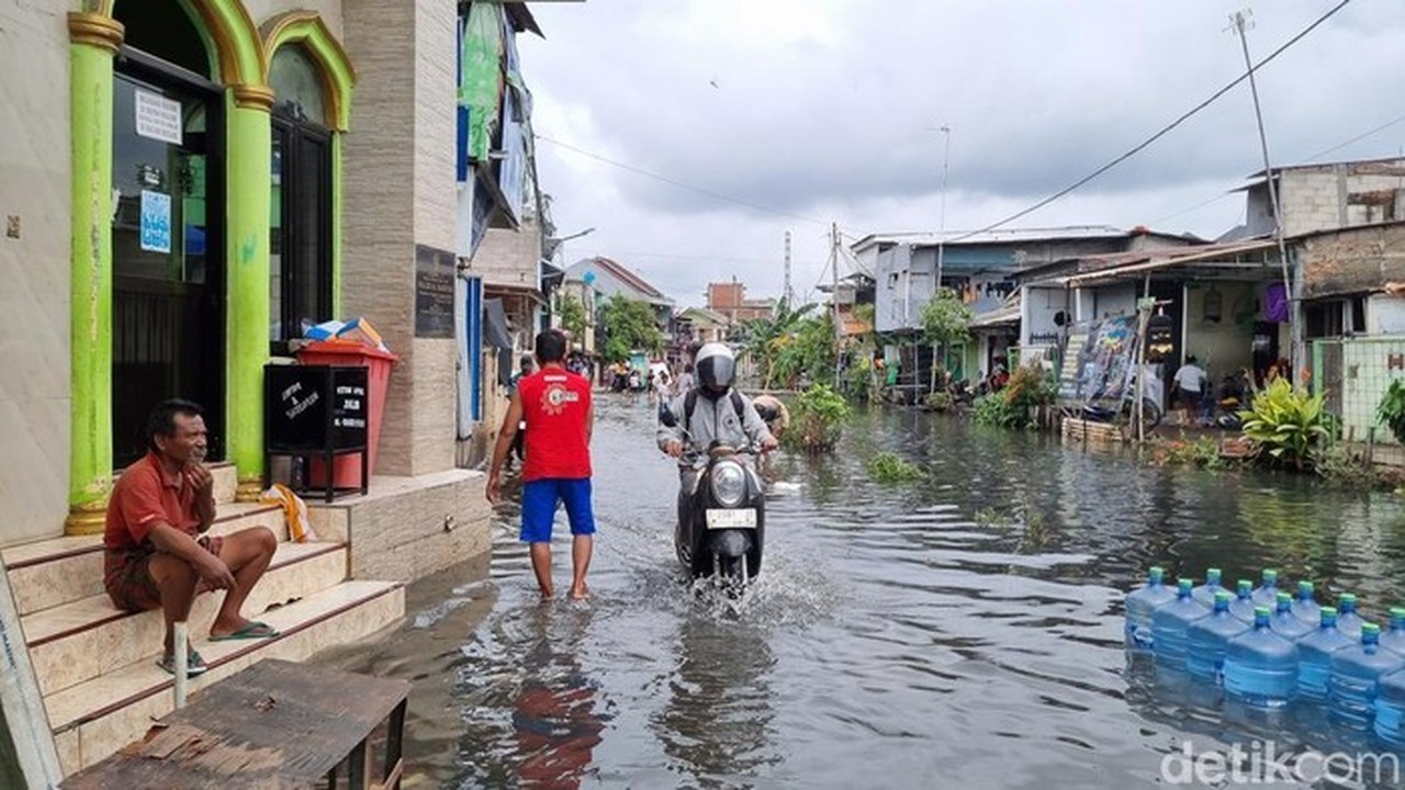 Kakek Nyaris Tenggelam di Jakut Akibat Banjir Kali Cakung, Warga Tancapkan Bambu Penanda