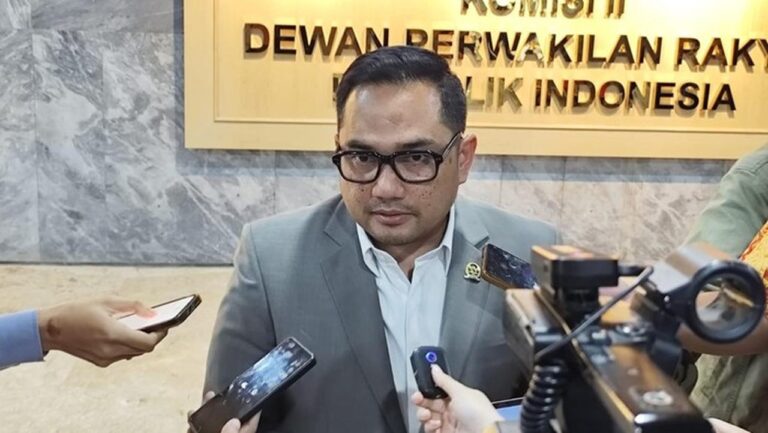 PDIP Usulkan E-Voting untuk Pilkada, Komisi II DPR: Semua Masukan Akan Dibahas PDIP Usulkan E-Voting untuk Pilkada, Komisi II DPR: Semua Masukan Akan Dibahas