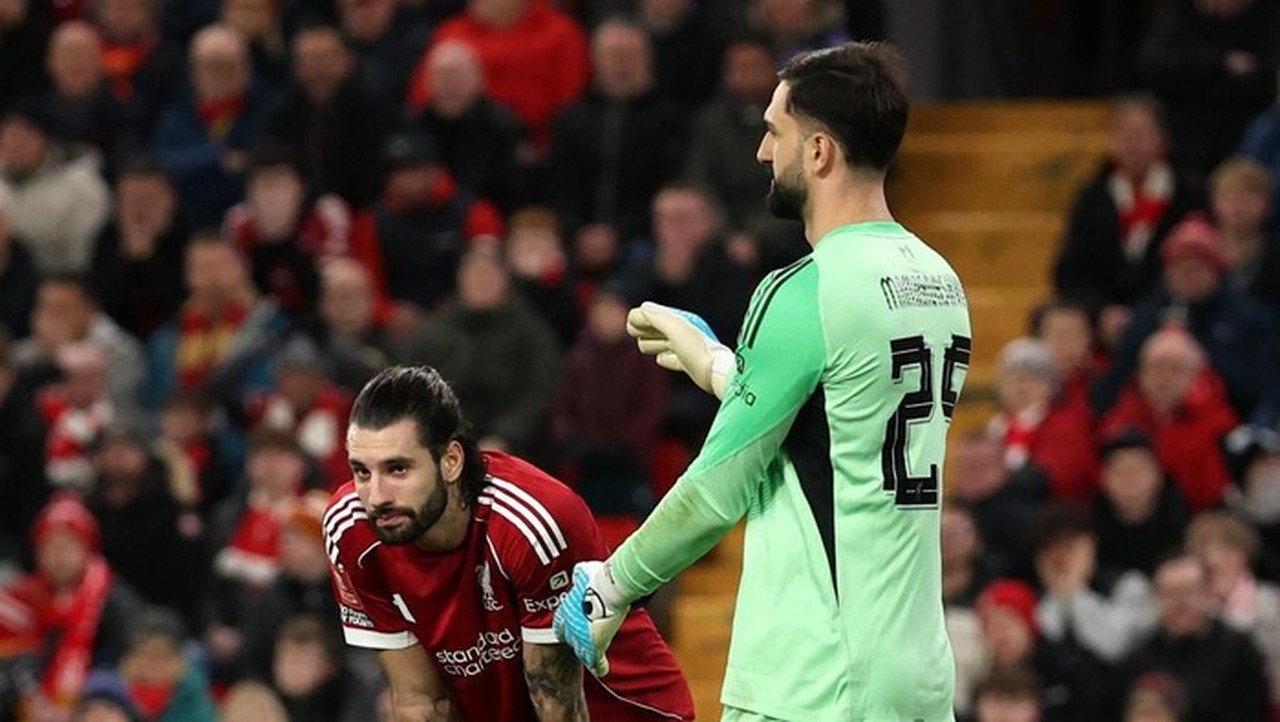 Arne Slot Buka Suara soal Aksi Blunder Dominik Szoboszlai di Laga Piala FA