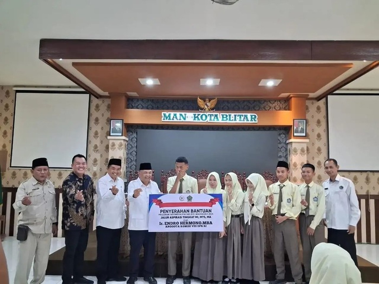 Endro Hermono Salurkan Bantuan PIP di Blitar, Perkuat Akses Pendidikan Madrasah