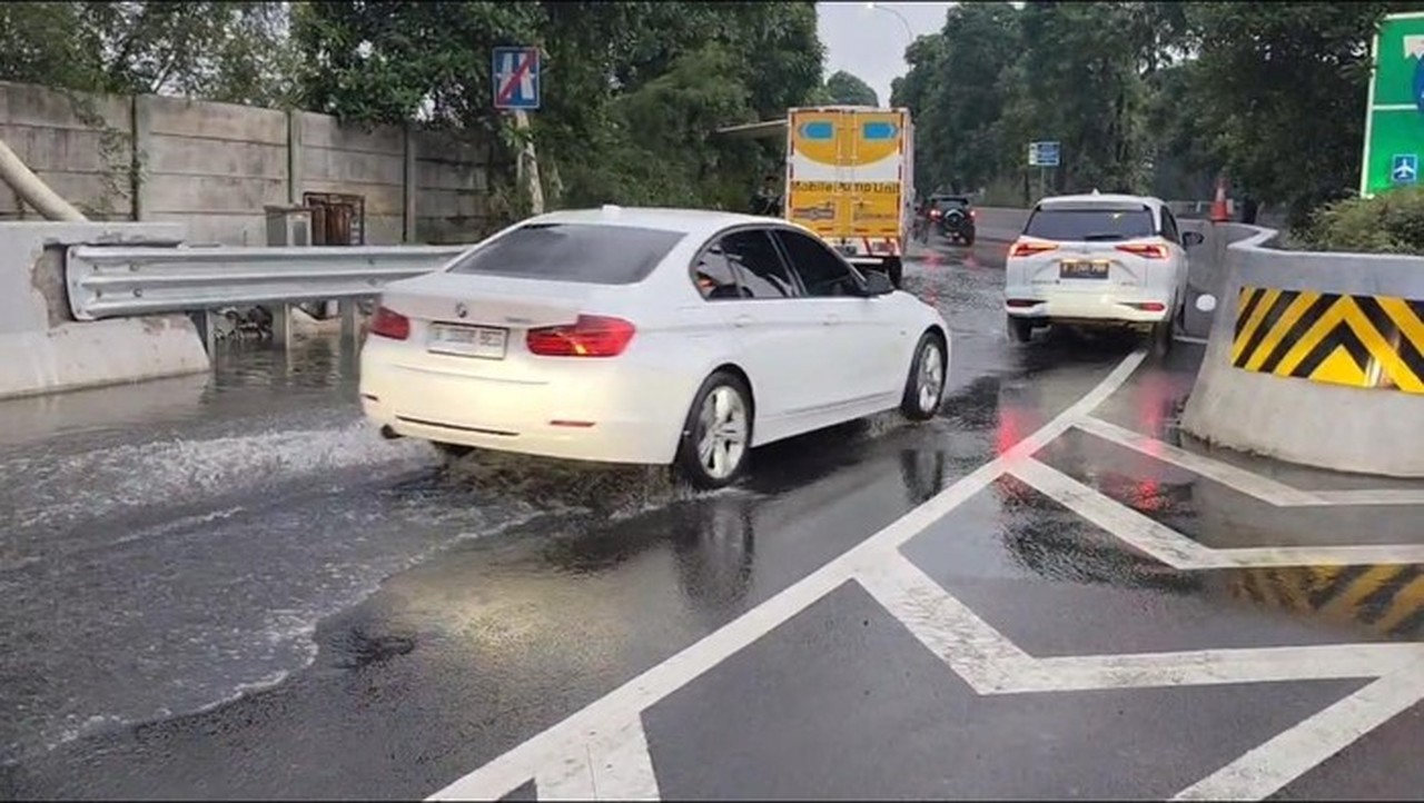 Genangan Air 30 Cm di Tol Sedyatmo Arah Bandara Soetta, Mobil Pompa Air Dikerahkan