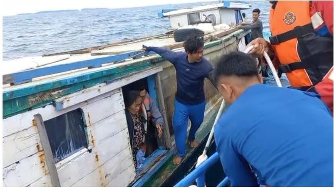 KM Nabilah Bocor di Kepulauan Seribu, 10 Penumpang Dievakuasi Selamat