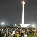 Hujan Guyur Jakarta, Warga Tetap Setia Menanti Pergantian Tahun di Monas dan Bundaran HI